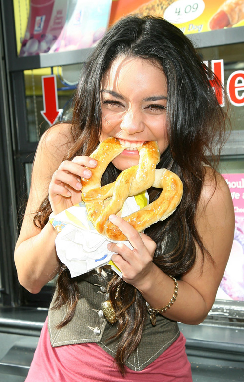 vanessa-hudgens-cute-shoot-12.jpeg